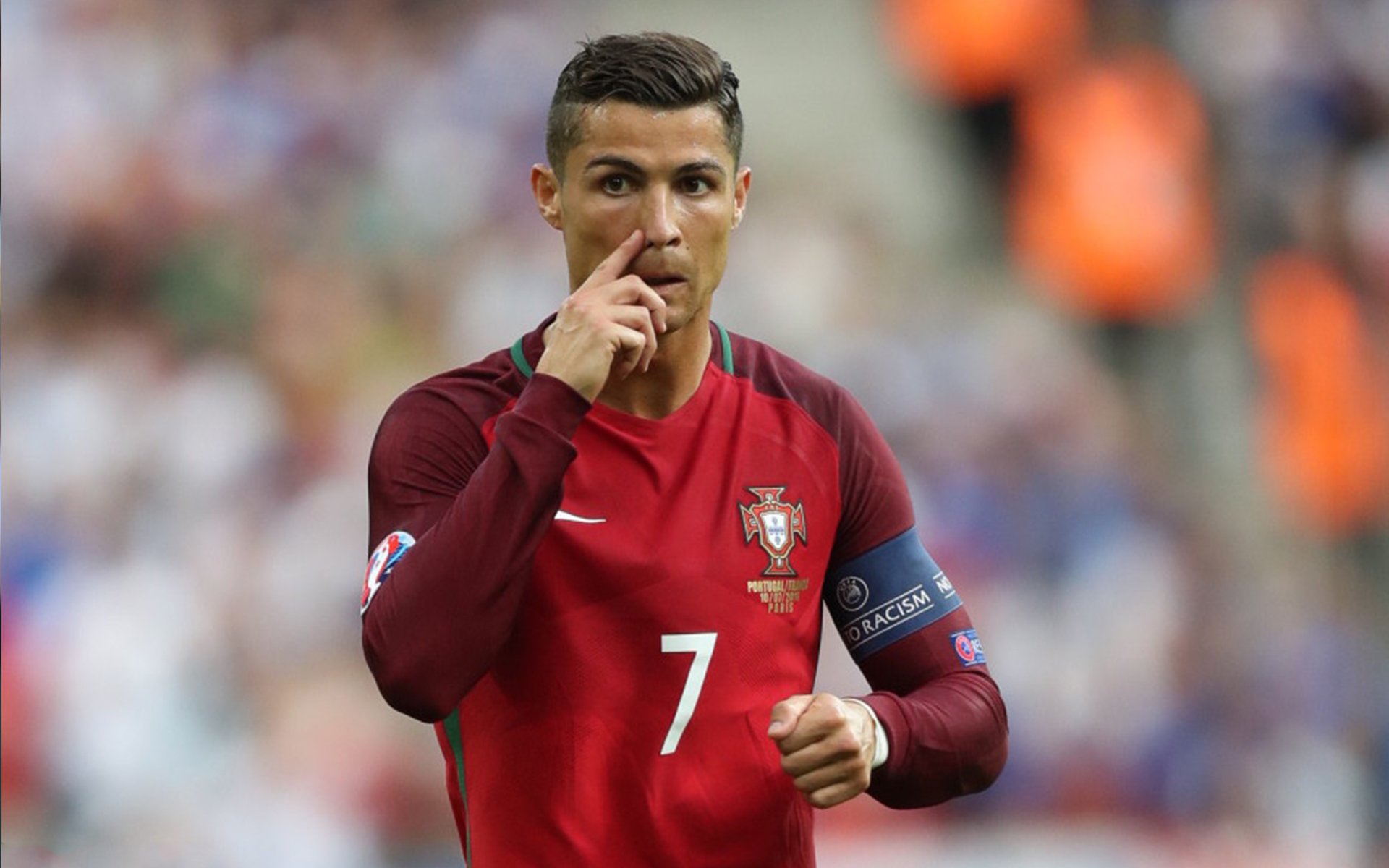 足球运动员签约公益项目，携手推动全民健身事业，足球运动员慈善